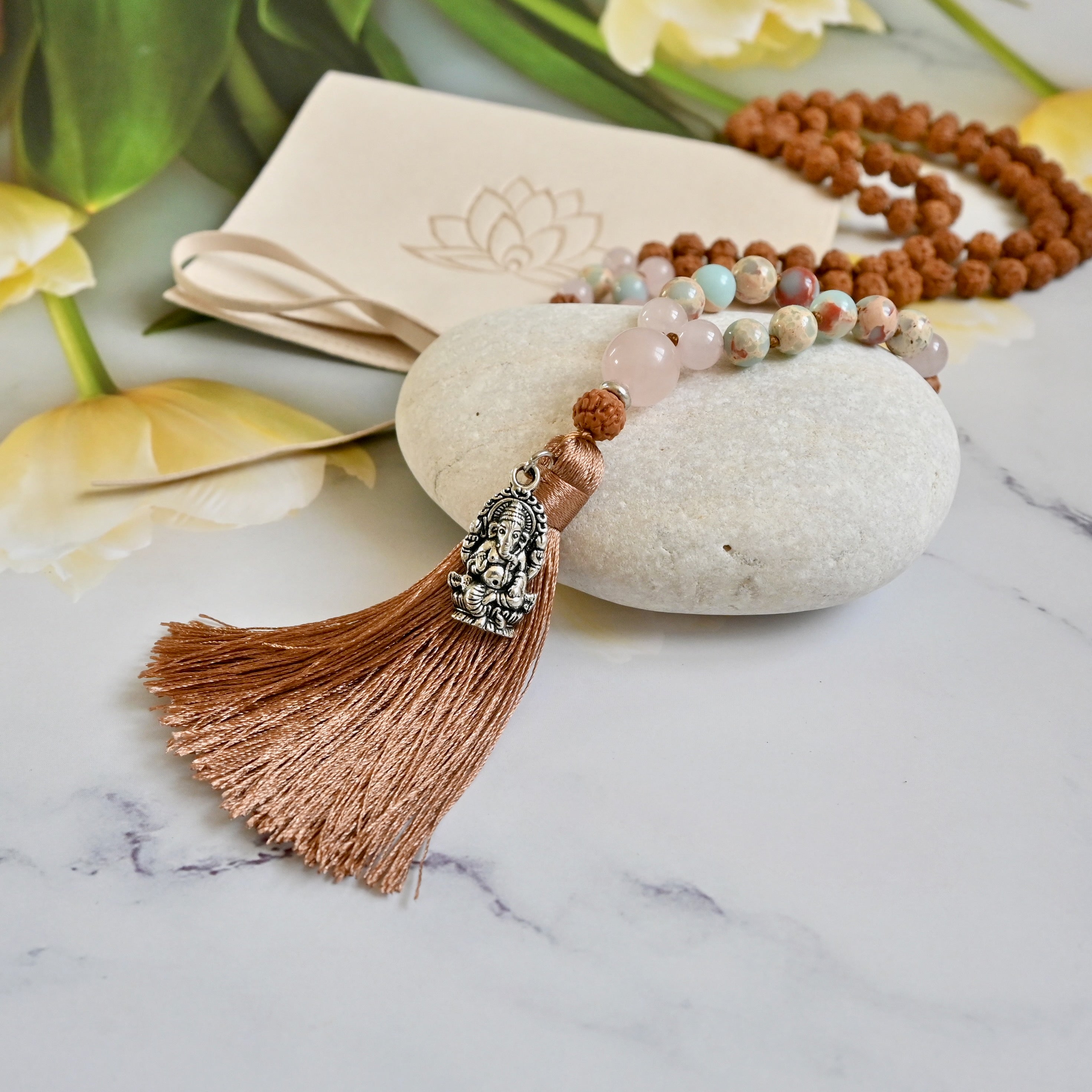 GANESHA  - Rudraksha, Rosenquarz & Jaspis Mala Kette